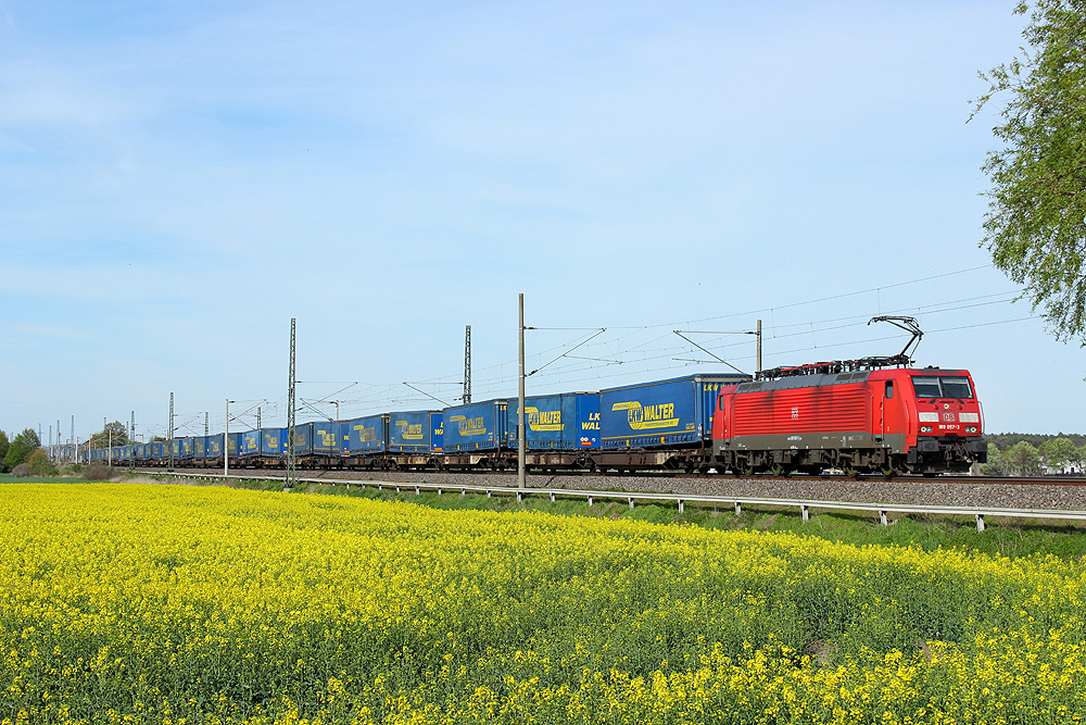 17.04.2014 16:38 Uhr - 189 057 mit einem LKW-Walter-Zug in Richtung Magdeburg bei Demker.