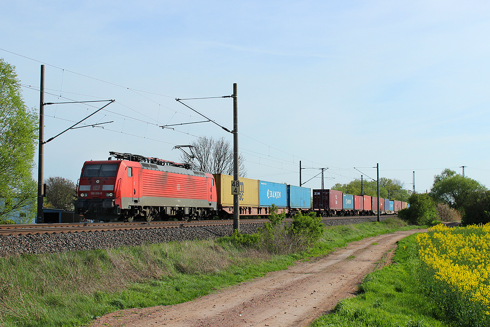 17.04.2014 17:08 Uhr - 189 016 mit einem Metrans-Containerzug in Richtung Stendal bei Demker.