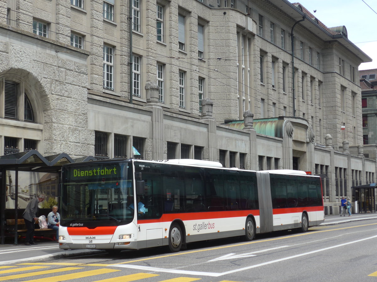 (172'637) - St. Gallerbus, St. Gallen - Nr. 282/SG 198'282 - MAN am 27. Juni 2016 beim Bahnhof St. Gallen (prov. Haltestelle)