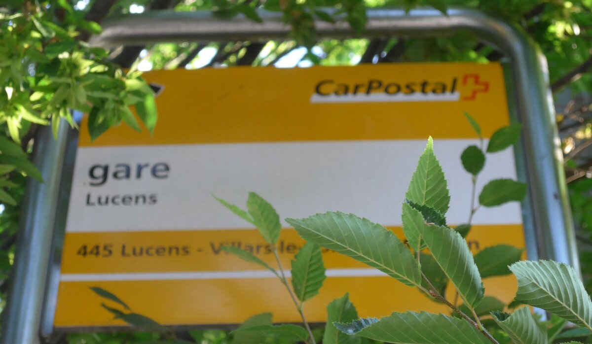 (172'842) - PostAuto-Haltestellenschild - Lucens, gare - am 11. Juli 2016