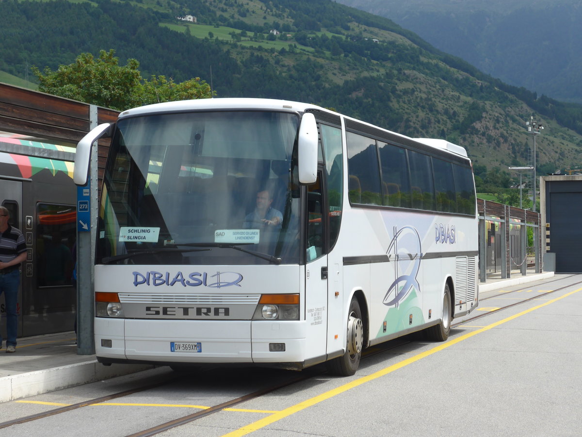 (173'335) - Dibiasi, Kurtatsch - Nr. 23/DV-369 XM - Setra am 24. Juli 2016 beim Bahnhof Mals