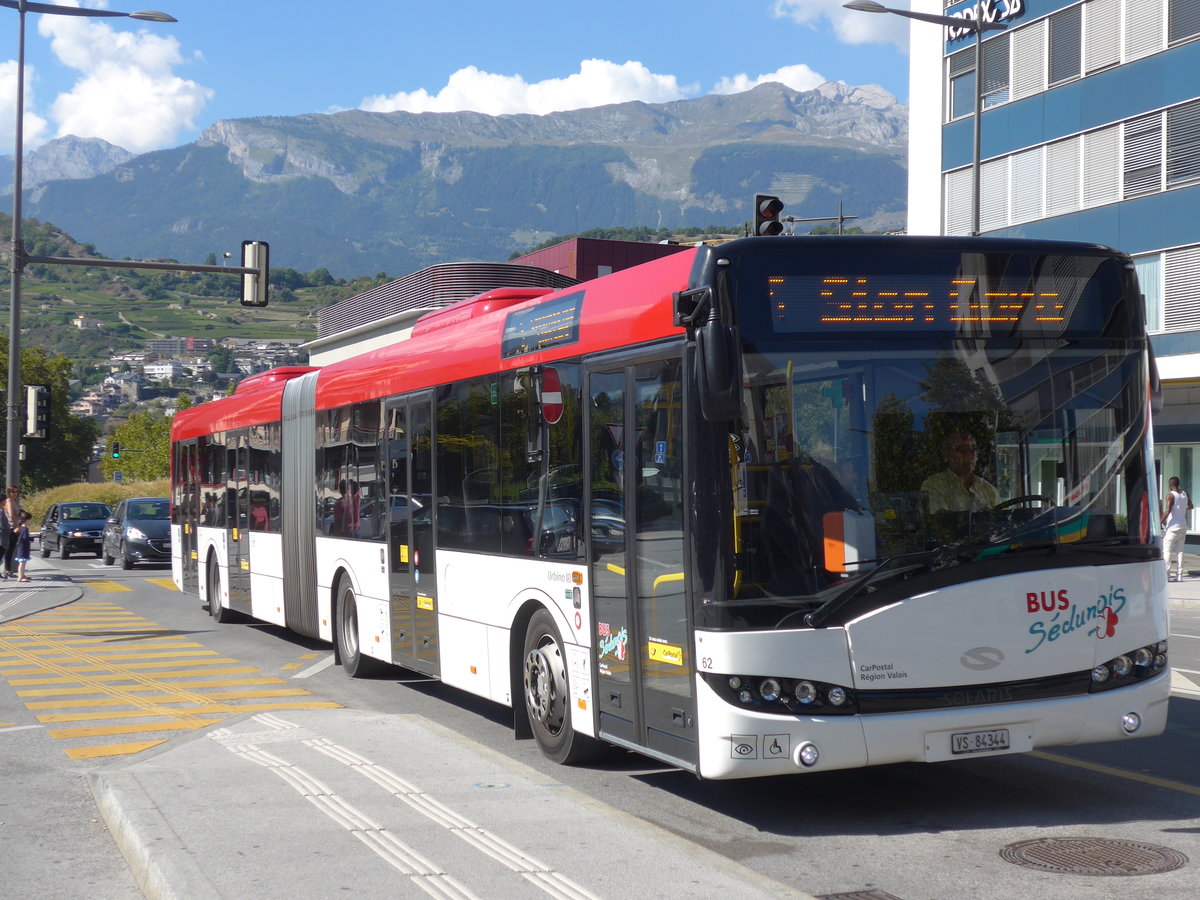 (175'137) - PostAuto Wallis - Nr. 62/VS 84'344 - Solaris am 24. September 2016 beim Bahnhof Sion