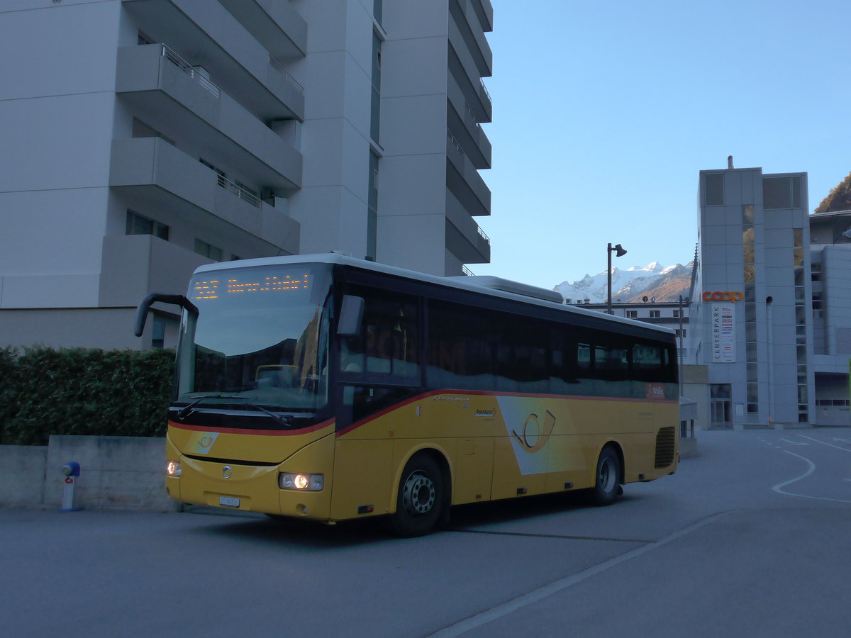 (176'359) - Autotour, Visp - VS 86'620 - Irisbus am 30. Oktober 2016 beim Bahnhof Visp