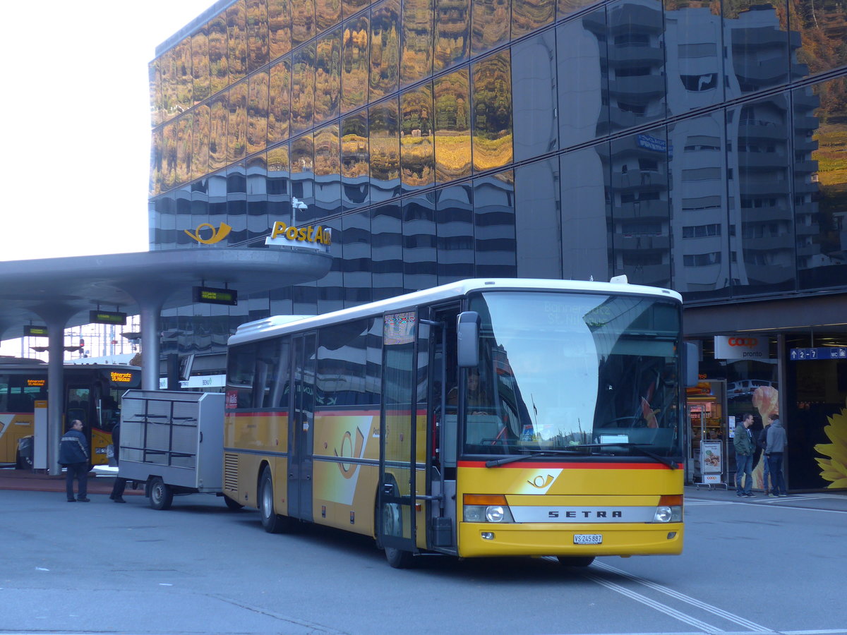 (176'368) - PostAuto Wallis - VS 245'887 - Setra am 30. Oktober 2016 beim Bahnhof Visp