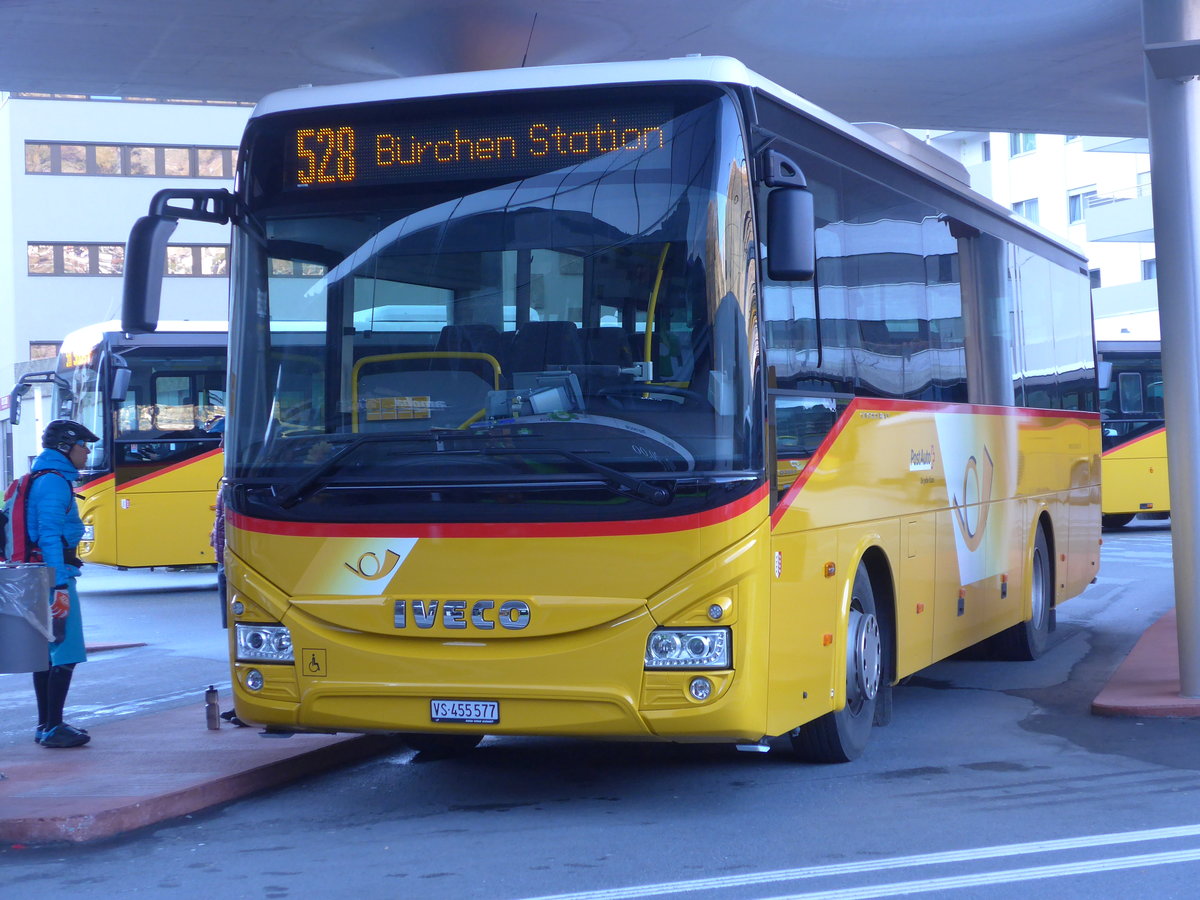 (176'372) - Autotour, Visp - VS 455'577 - Iveco am 30. Oktober 2016 beim Bahnhof Visp