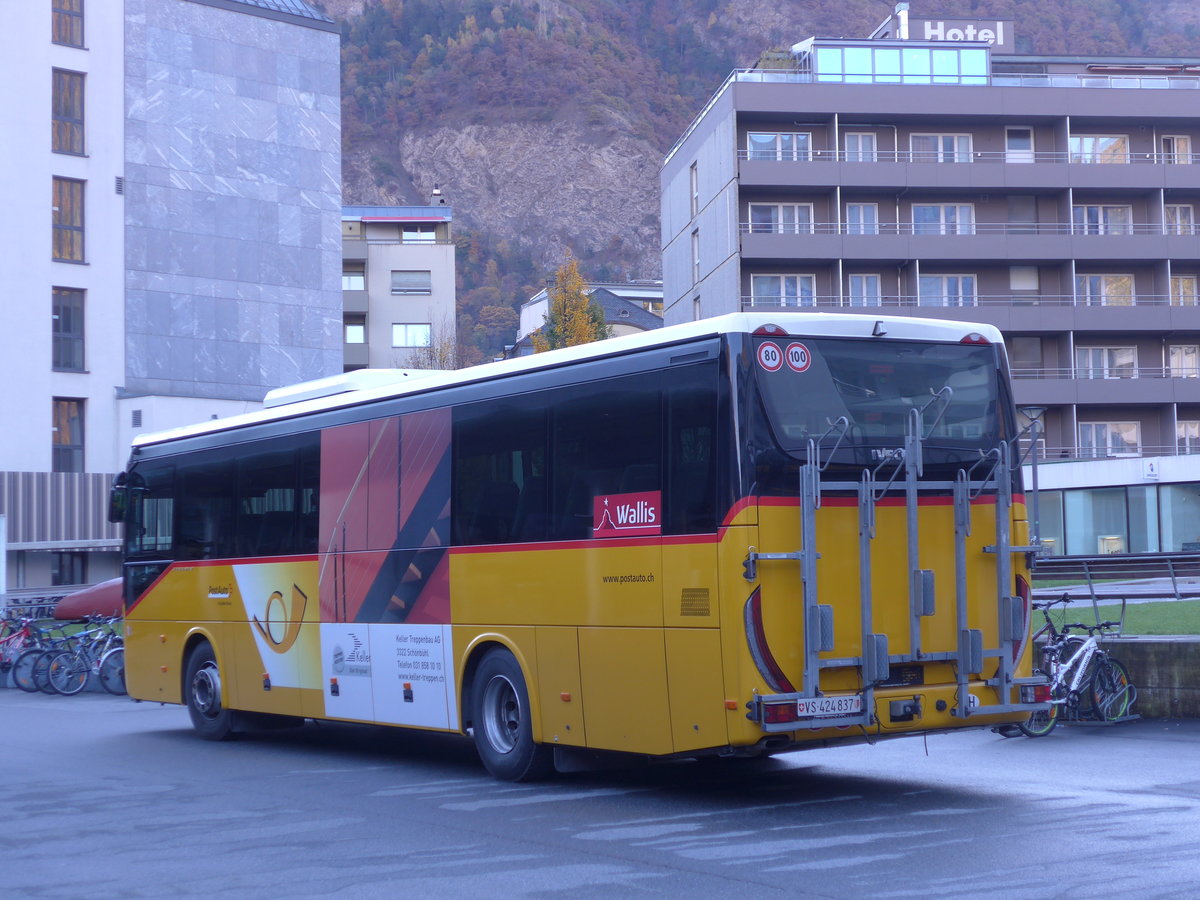 (176'377) - PostAuto Wallis - VS 424'837 - Iveco am 30. Oktober 2016 beim Bahnhof Visp