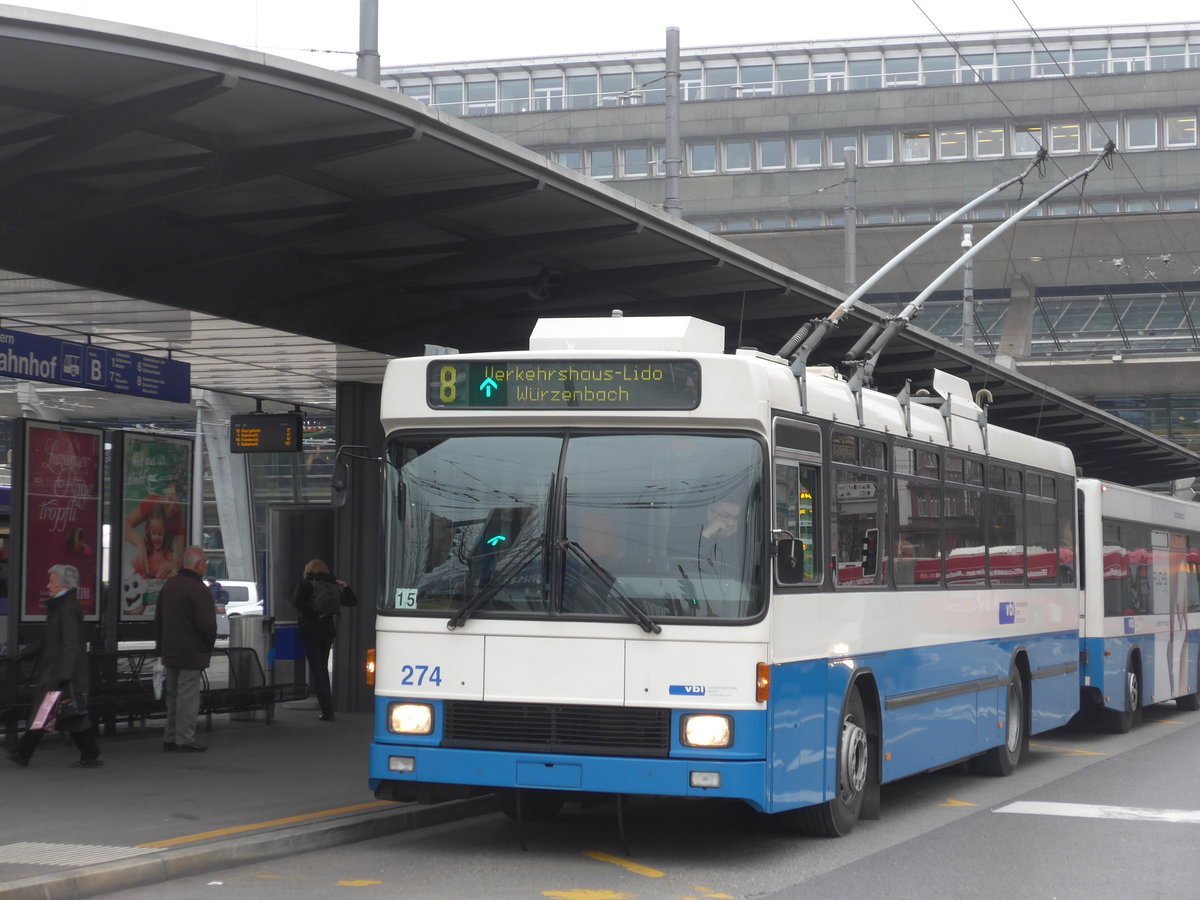 (177'455) - VBL Luzern - Nr. 274 - NAW/R&J-Hess Trolleybus am 30. Dezember 2016 beim Bahnhof Luzern