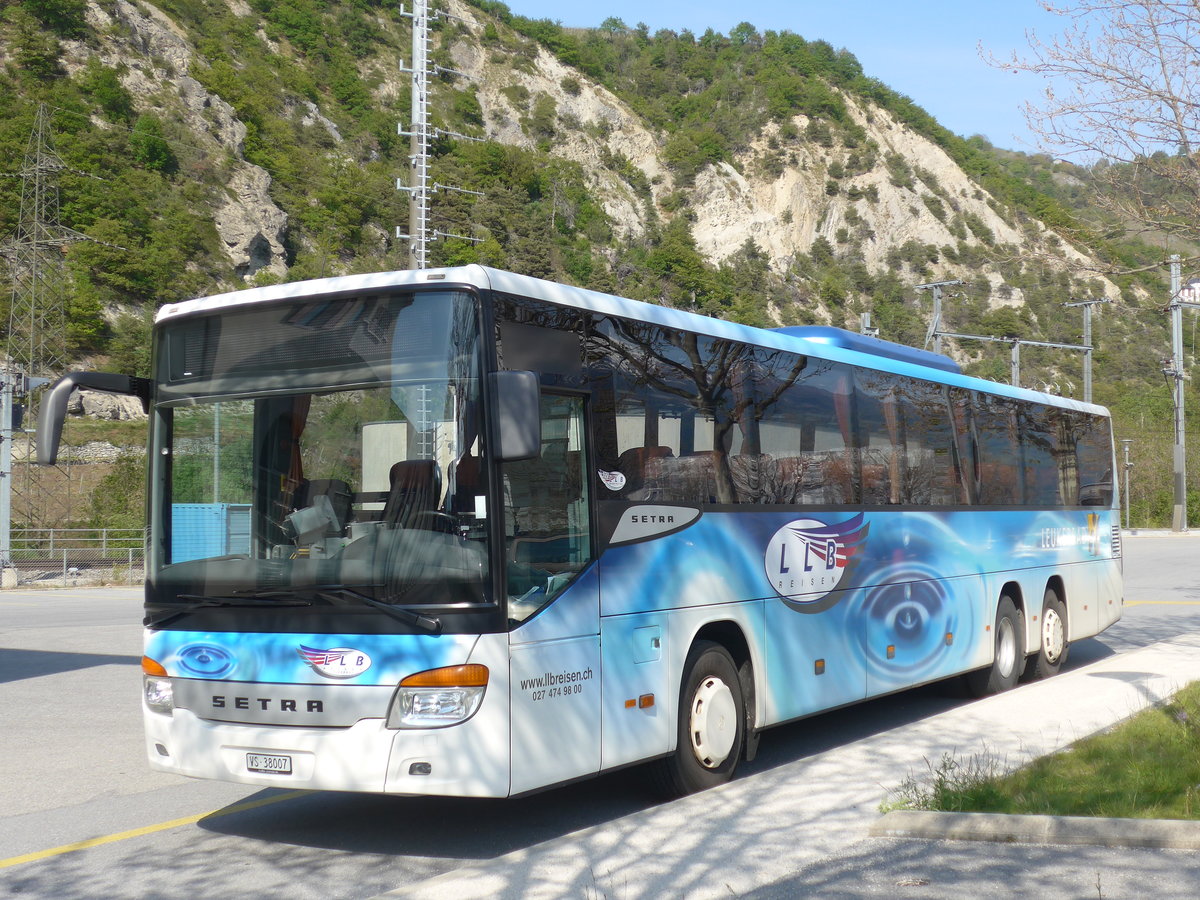 (179'964) - LLB Susten - Nr. 7/VS 38'007 - Setra am 30. April 2017 beim Bahnhof Leuk