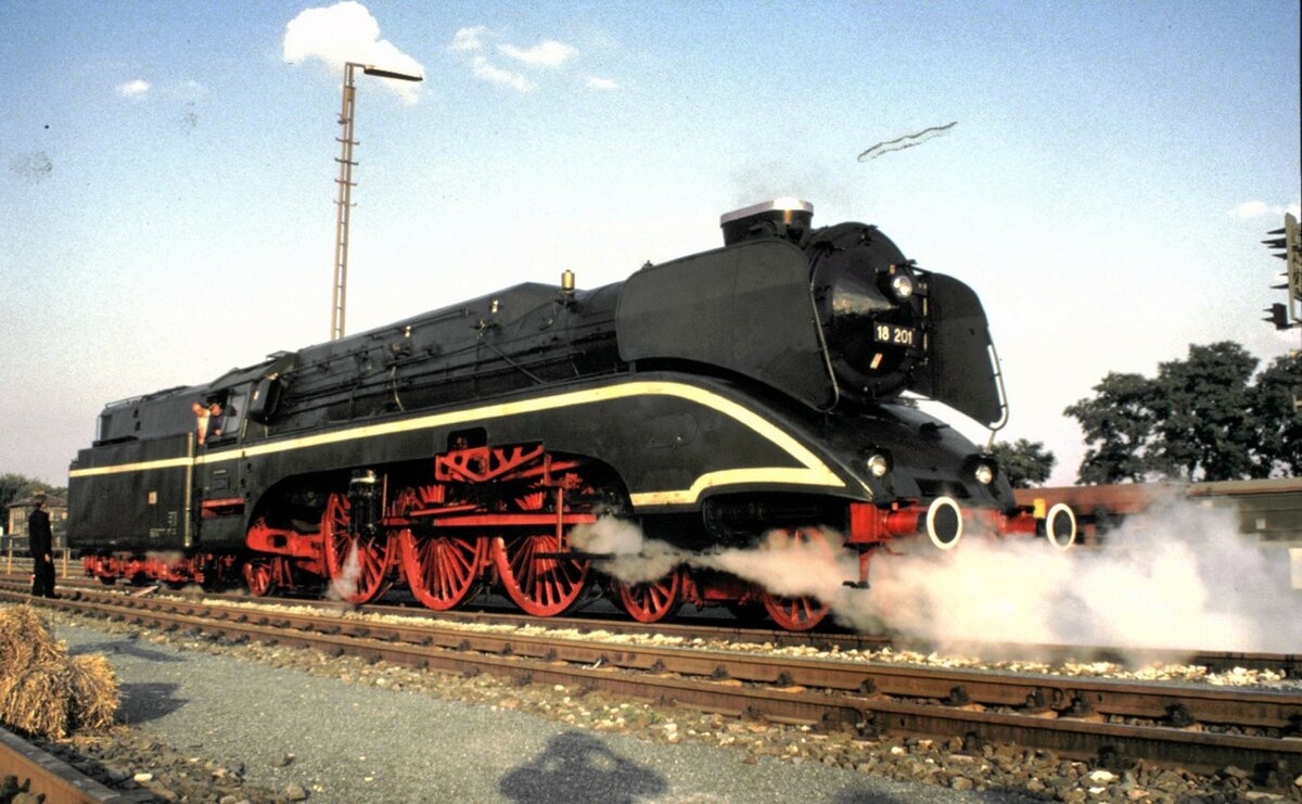 18 201 bei der Ausstellung zum Jubiläum 150 Jahre Deutsche Eisenbahn in Nürnberg am 18.08.1985.