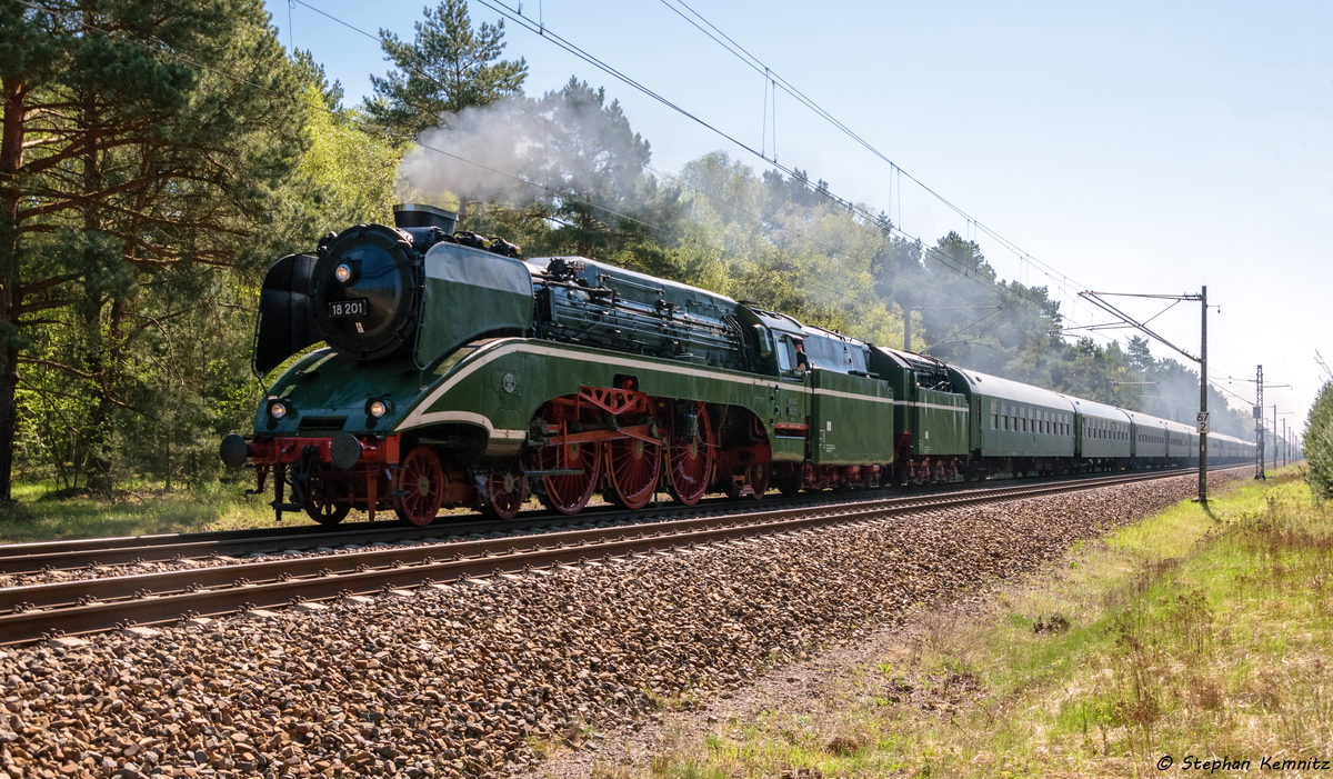 18 201 mit dem Dampfsonderzug zum 827 Hamburger Hafengeburtstag (DPE 61078) von Leipzig Hbf nach Hamburg Hbf, bei Friesack und am Zugende schob die 243 005-6. 07.05.2016