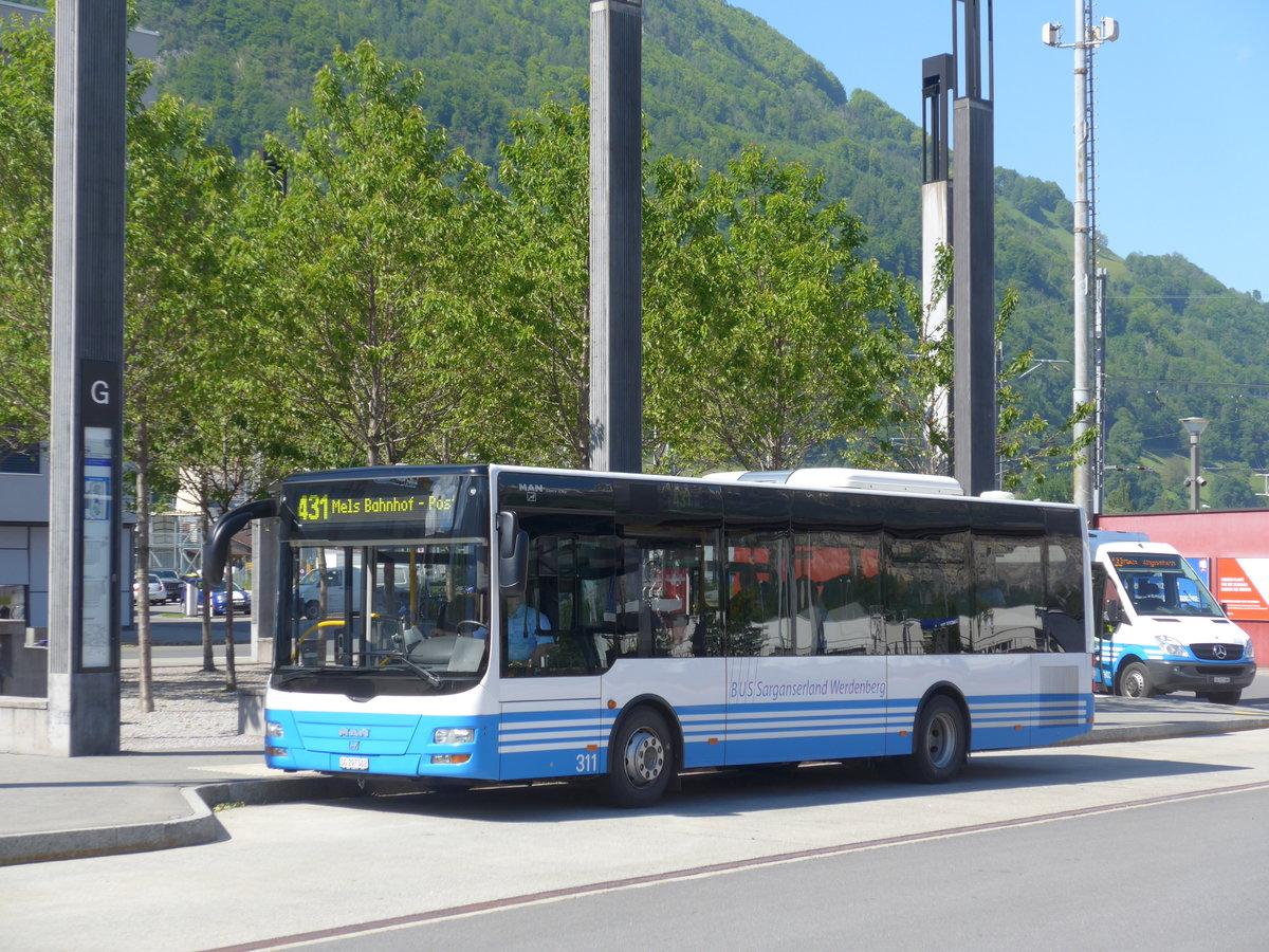 (180'392) - BSW Sargans - Nr. 311/SG 297'502 - MAN/Gppel am 22. Mai 2017 beim Bahnhof Sargans