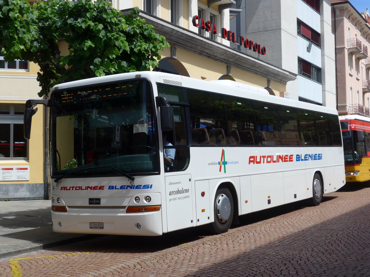 (180'533) - ABl Biasca - Nr. 11/TI 231'011 - Van Hool am 23. Mai 2017 beim Bahnhof Bellinzona