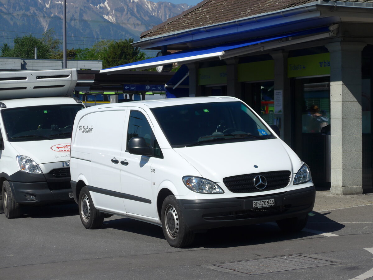 (180'766) - STI Thun - Nr. 306/BE 470'945 - Mercedes am 26. Mai 2017 beim Bahnhof Thun