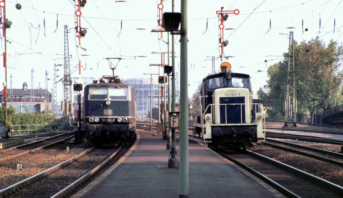 181 202-3 und 260 800-8 in Neustadt Weinstrasse am 28.10.1983.