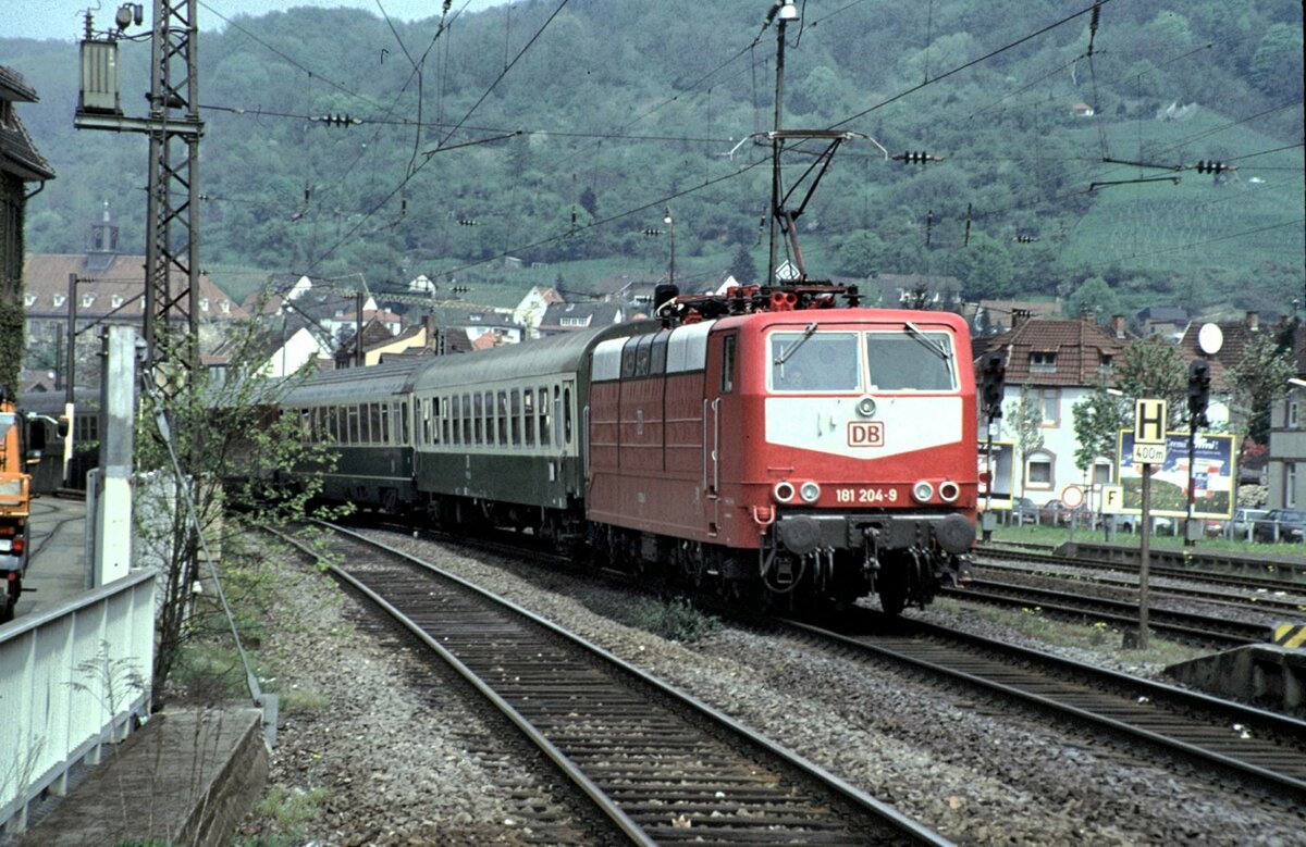181 204-9 mit D-Zug in Weinheim Bergstraße im April 1994.