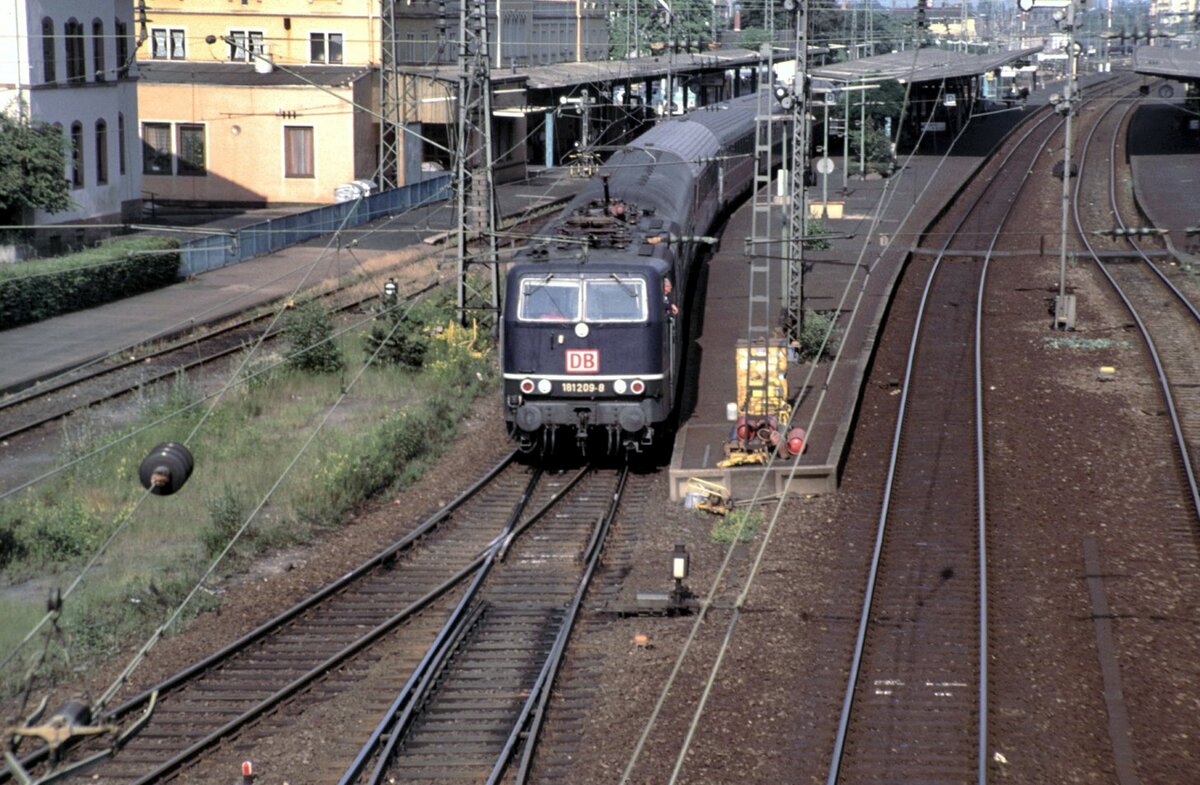 181 209-8 mit IC in Neustadt Weinstrasse im Juni 1994.