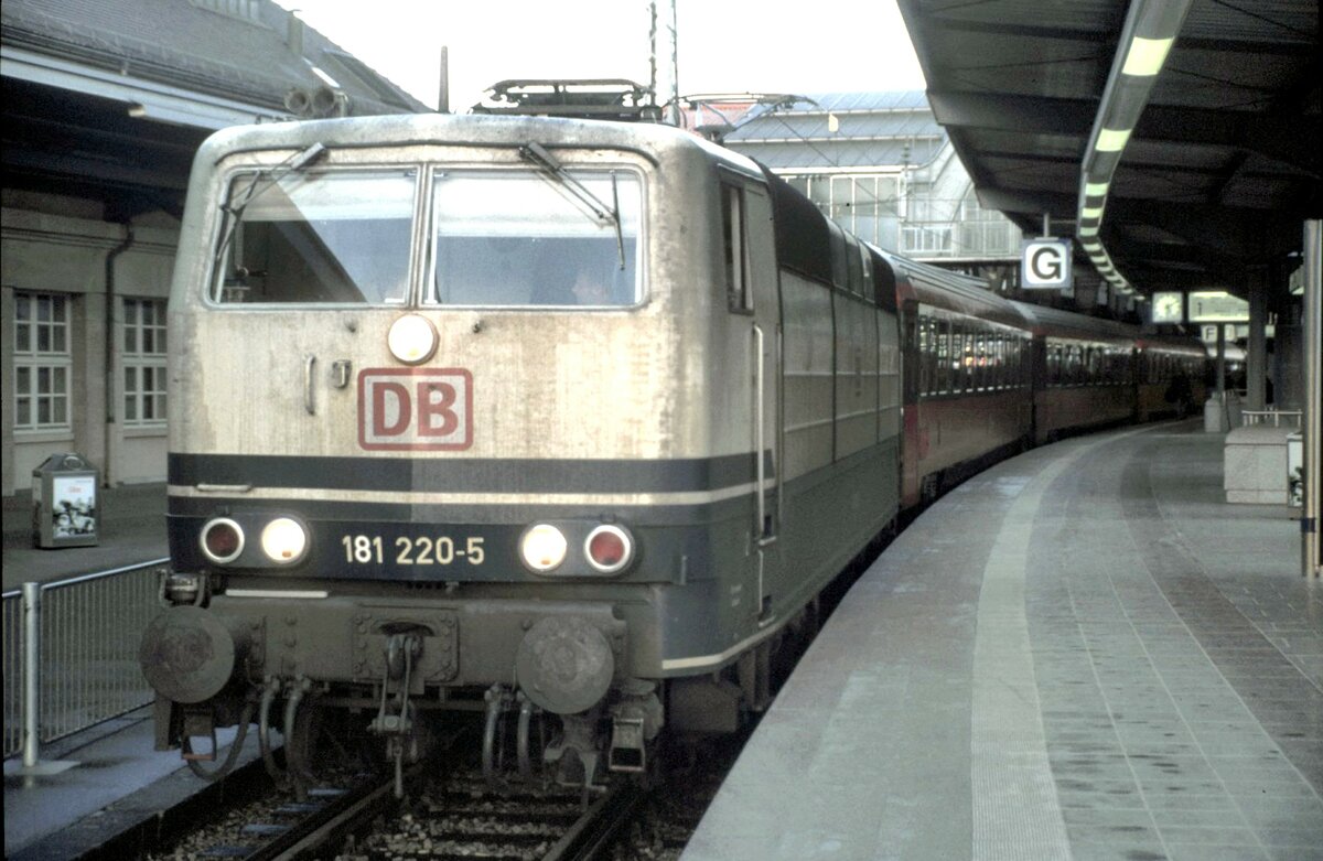 181 220-5 mit ÖBB Eurocity in Karlruhe am 16.02.1999.