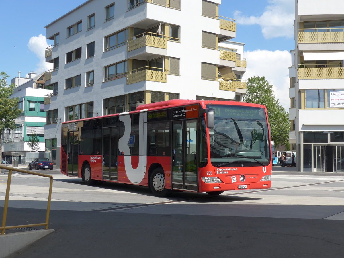 (181'123) - VZO Grningen - Nr. 205/ZH 439'205 - Mercedes am 15. Juni 2017 beim Bahnhof Jona