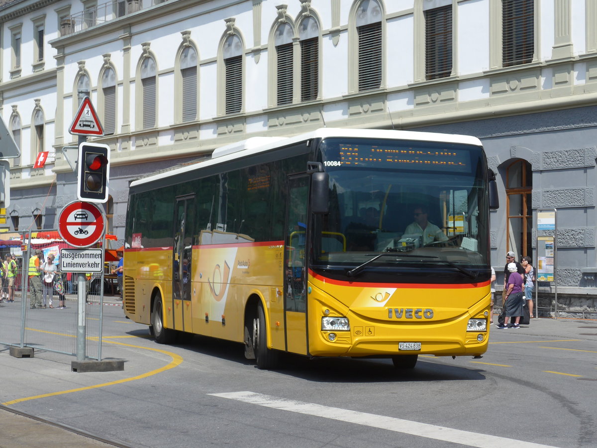 (181'323) - PostAuto Wallis - VS 424'838 - Iveco am 24. Juni 2017 beim Bahnhof Brig