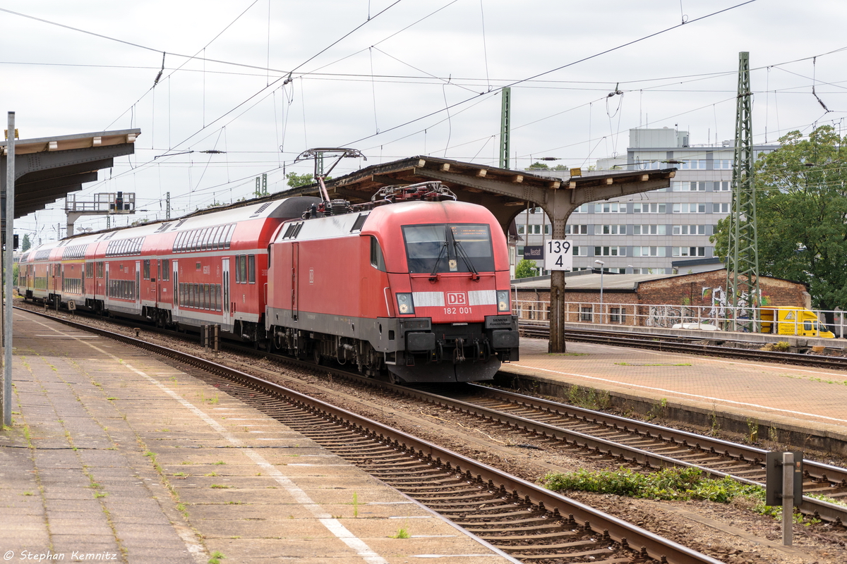 182 001 mit dem RE1 (RE 18123) von Magdeburg Hbf nach Frankfurt(Oder) in Magdeburg-Neustadt. Diese RE1 Garnitur bestand aus Dostos des BW Dresden. 16.07.2016