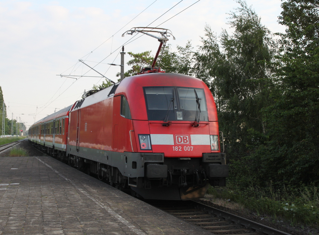 182 007-5 mit Kreuzfahrer-Leerzug von Rostock Hbf nach Warnemünde bei der Durchfahrt im Haltepunkt Rostock-Holbeinplatz.30.05.2016
