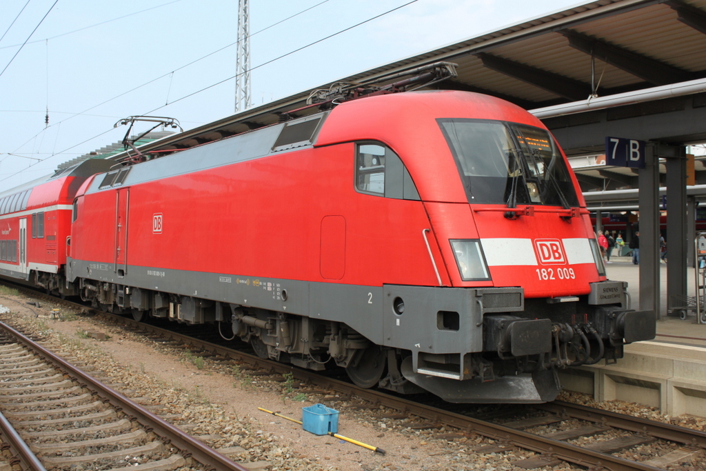 182 009-1 mit RE 4310(Rostock-Hamburg)kurz vor der Ausfahrt im Rostocker Hbf.23.09.2016,Seit dem 10.08.16 geh�rt 182 009 nun offiziel DB-Regio Nordost Rostock
