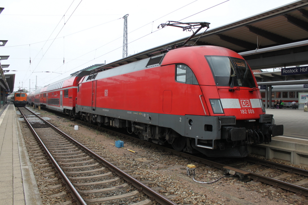 182 009 mit RE 4310(Rostock-Hamburg)kurz vor der Ausfahrt im Rostocker Hbf weiter hinten stand noch 1142 635-3 mit Classic-Courier 