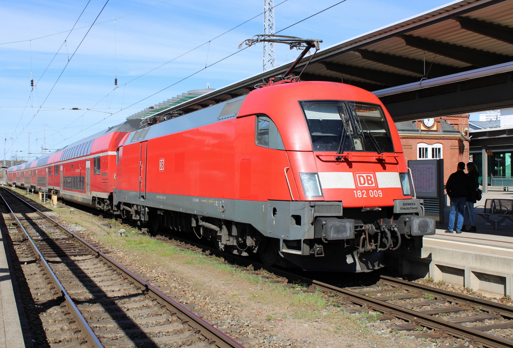 182 009 mit RE 4310(Rostock-Hamburg)kurz vor der Ausfahrt im Rostocker Hbf.03.04.2021