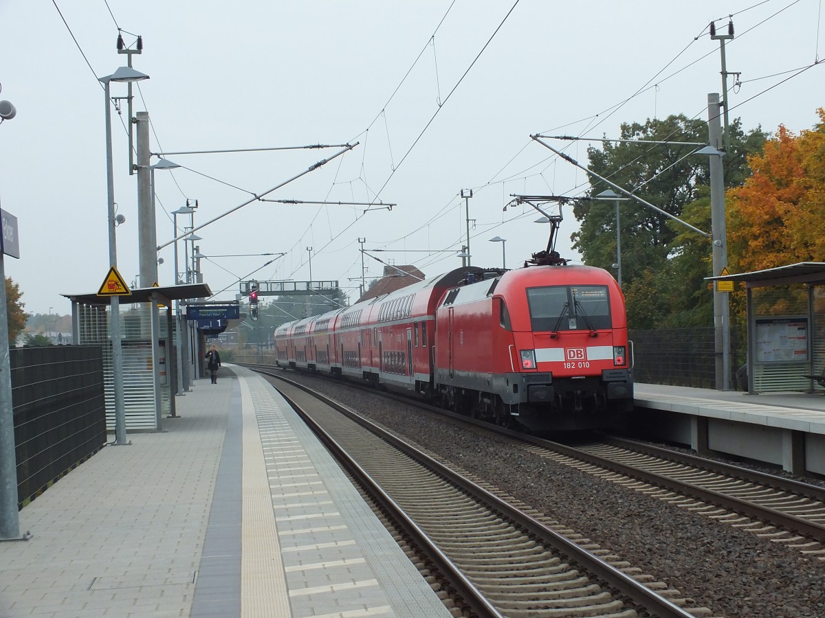 182 010 steht am 9.10.13 in Erkner.
RE1 -> Magdeburg HBF