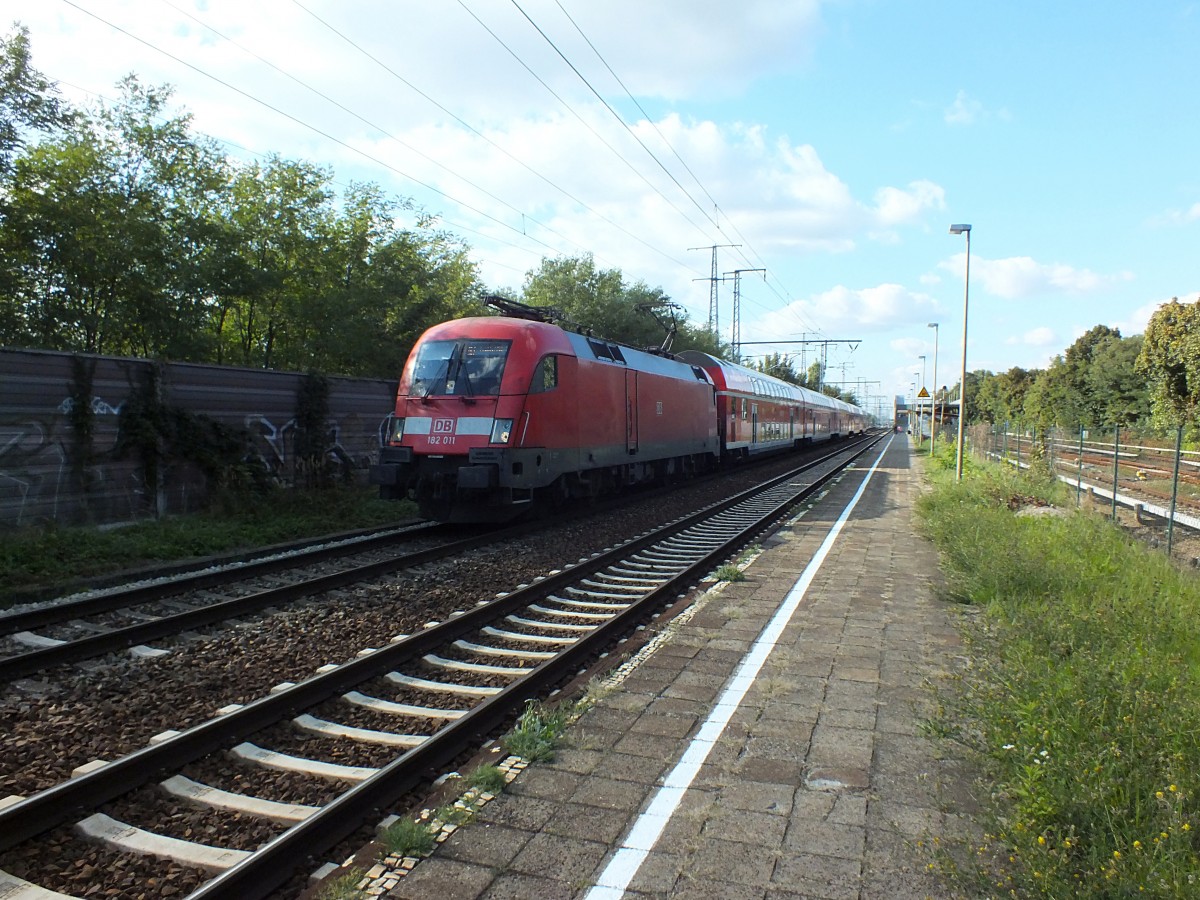 182 011 durchfhrt am 2.10.13 den Bahnhof Berlin-Karlshorst.
RE 1 -> Frankfurt (Oder)