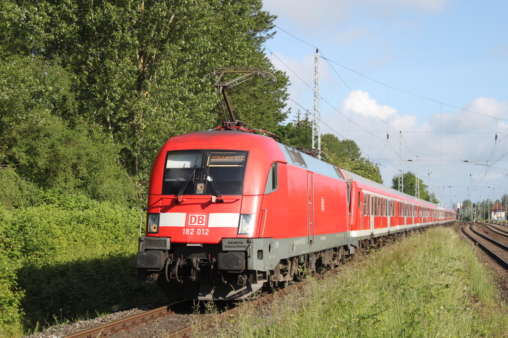 182 012-5 mit RE 13292 von Warnem�nde nach Berlin-Ostbahnhof bei der Durchfahrt in Rostock-Bramow.05.06.2017 
