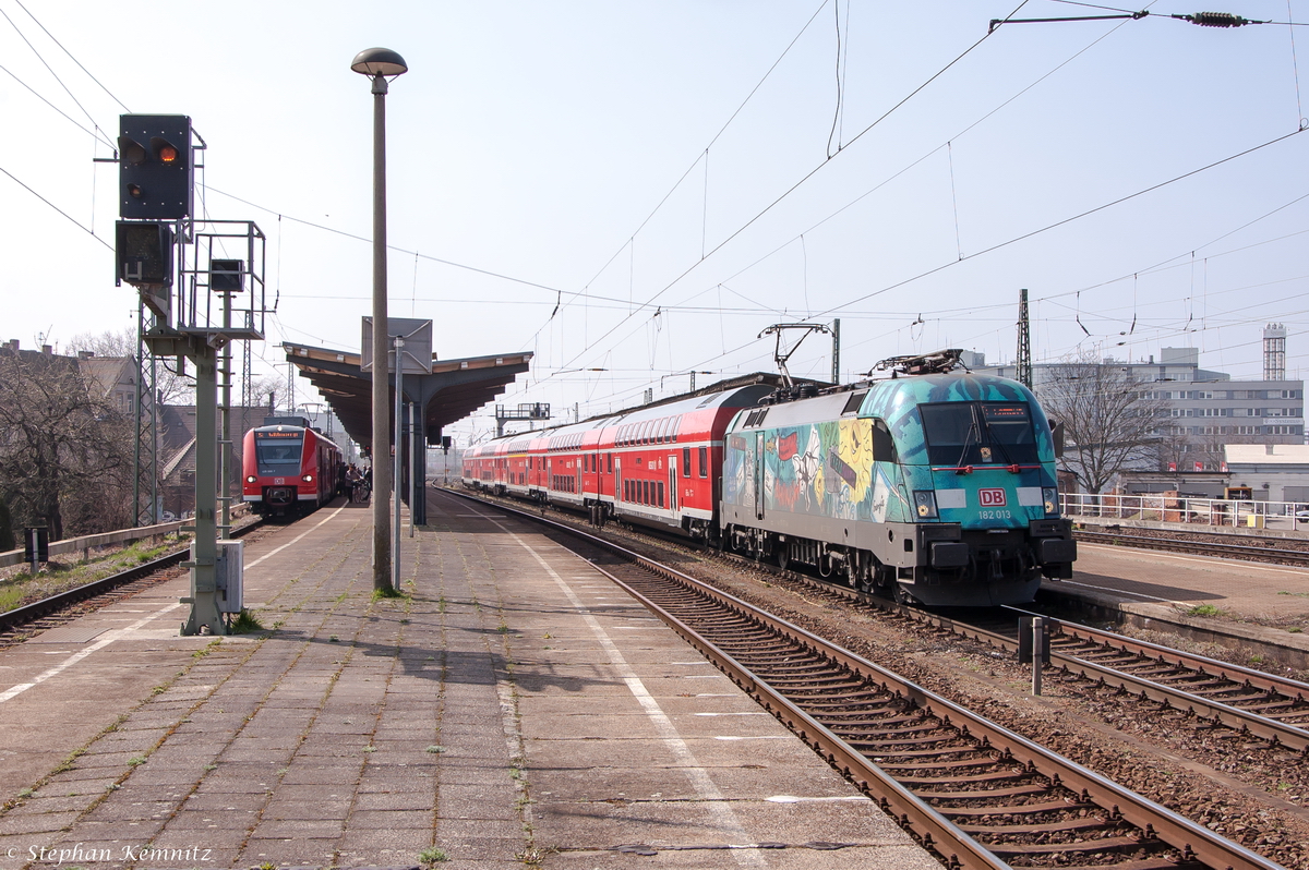 182 013  BUGA 2015 In der Havelregion  mit dem RE1 (RE 18119) von Magdeburg Hbf nach Cottbus in Magdeburg-Neustadt. 10.04.2015