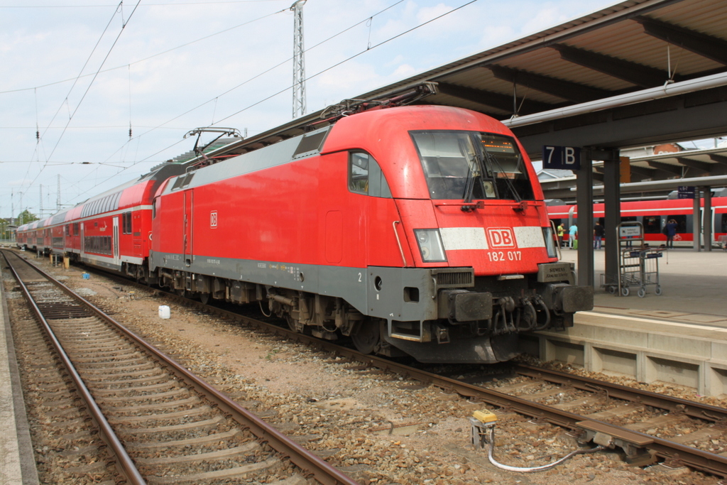 182 017-4 mit RE1(RE4310)von Rostock Hbf nach Hamburg kurz vor der Ausfahrt im Rostocker Hbf.17.08.2018