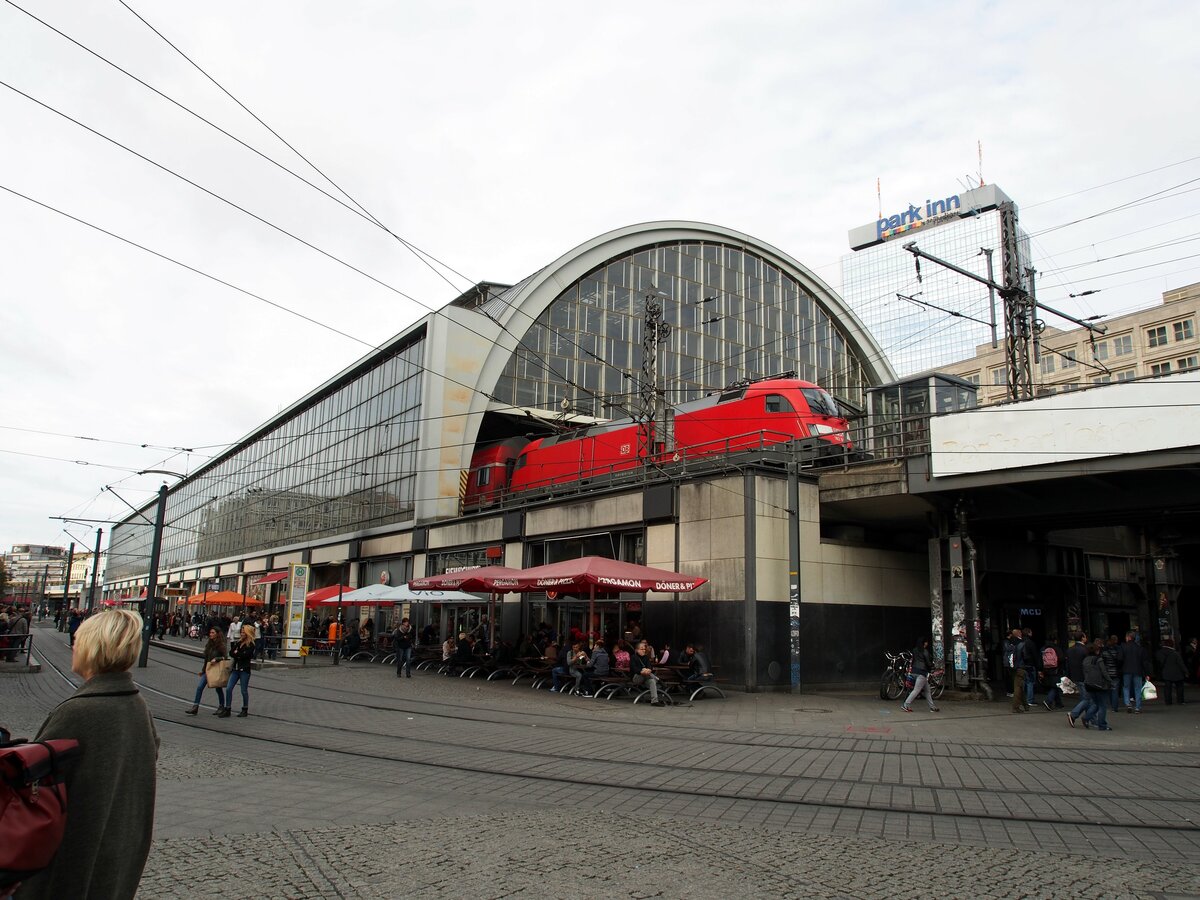 182 017 mit Doppelstockzug im Bahnhof Berlin Alexanderplatz am 08.10.2016.