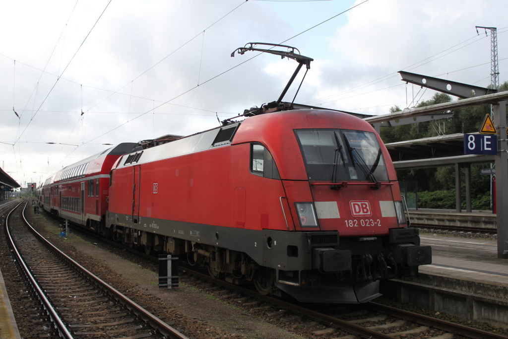 182 023-2 mit RE 4357(Rostock-Wünsdorf)kurz vor der Ausfahrt im Rostocker Hbf.13.08.2017