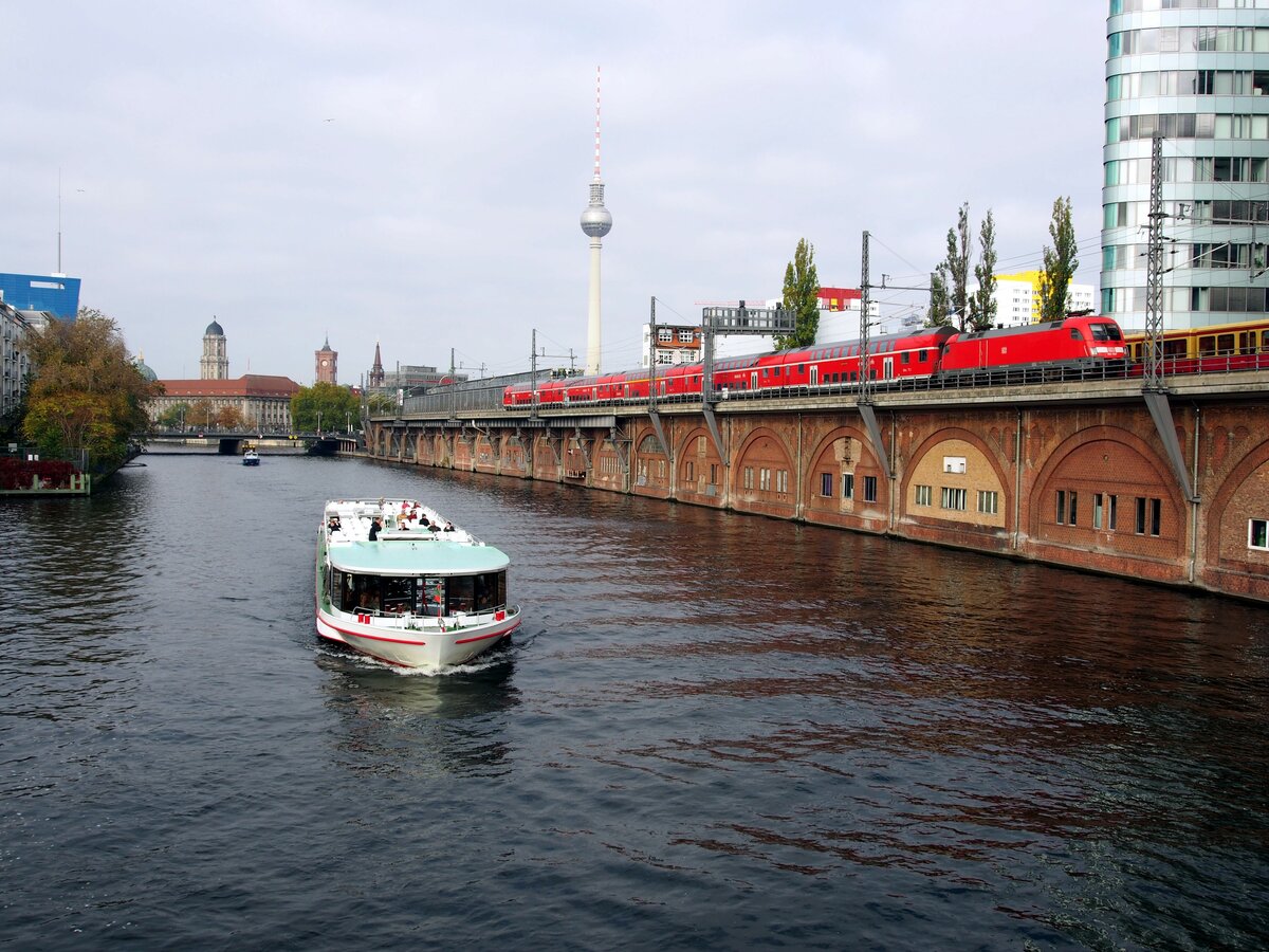 182 067 mit RE auf der Jannowitzbrücke in Berlin am 23.10.2019.