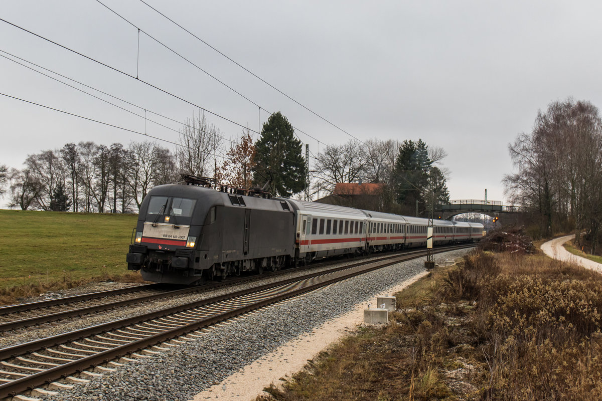 182 507 mit dem IC Knigssee  am 3. Dezember 2016 bei bersee am Chiemsee.