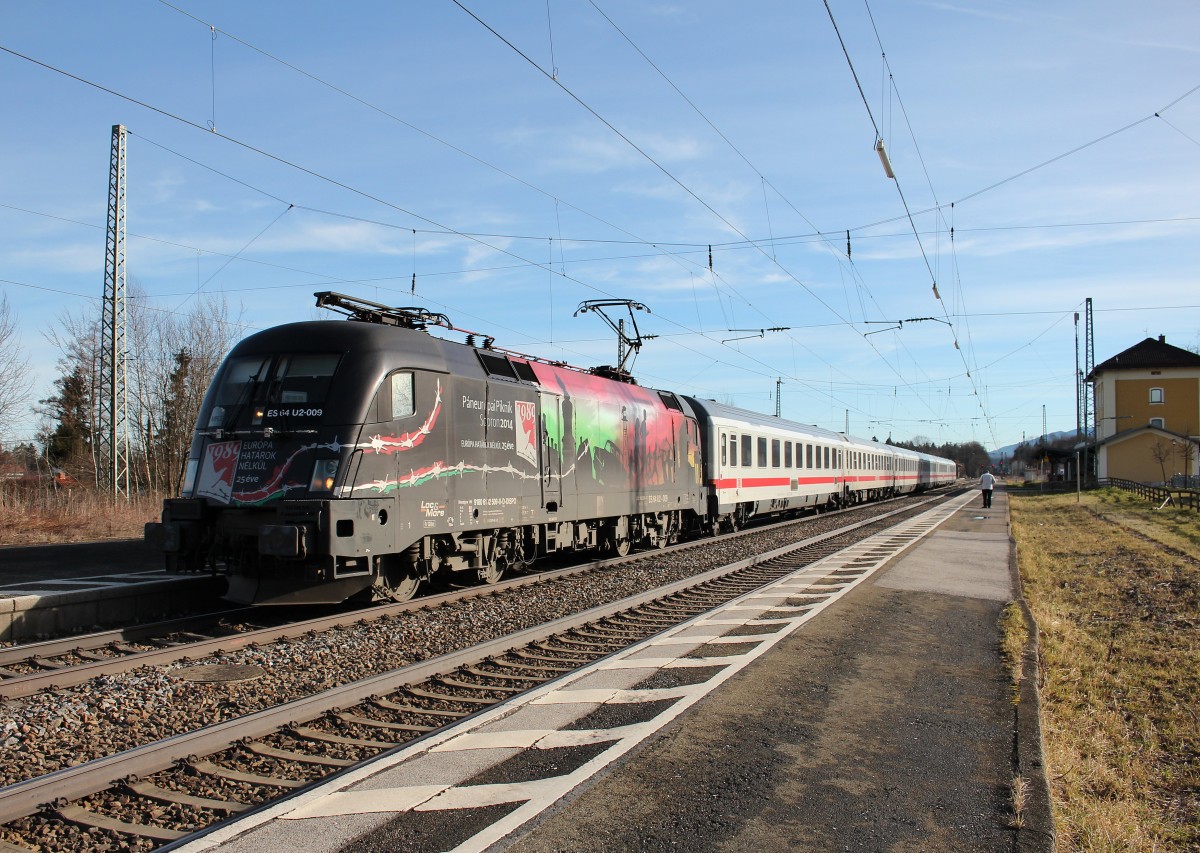 182 509-0  Europa ohne Grenzen  am 6. Februar 2016 mit dem  IC Knigssee  im Bahnhof von bersee am Chiemsee.