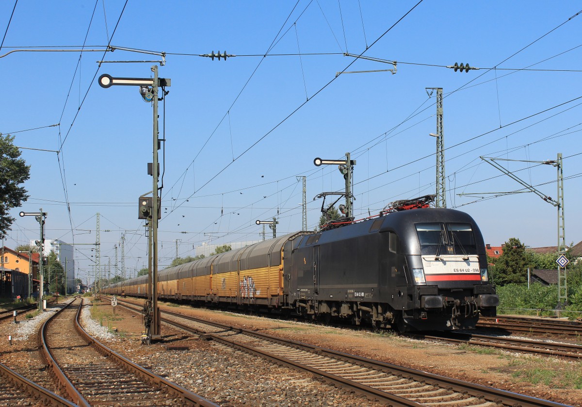 182 598 fhrt mit einem Autozug am 22. August 2013 aus dem Bahnhof von Dingolfing aus.