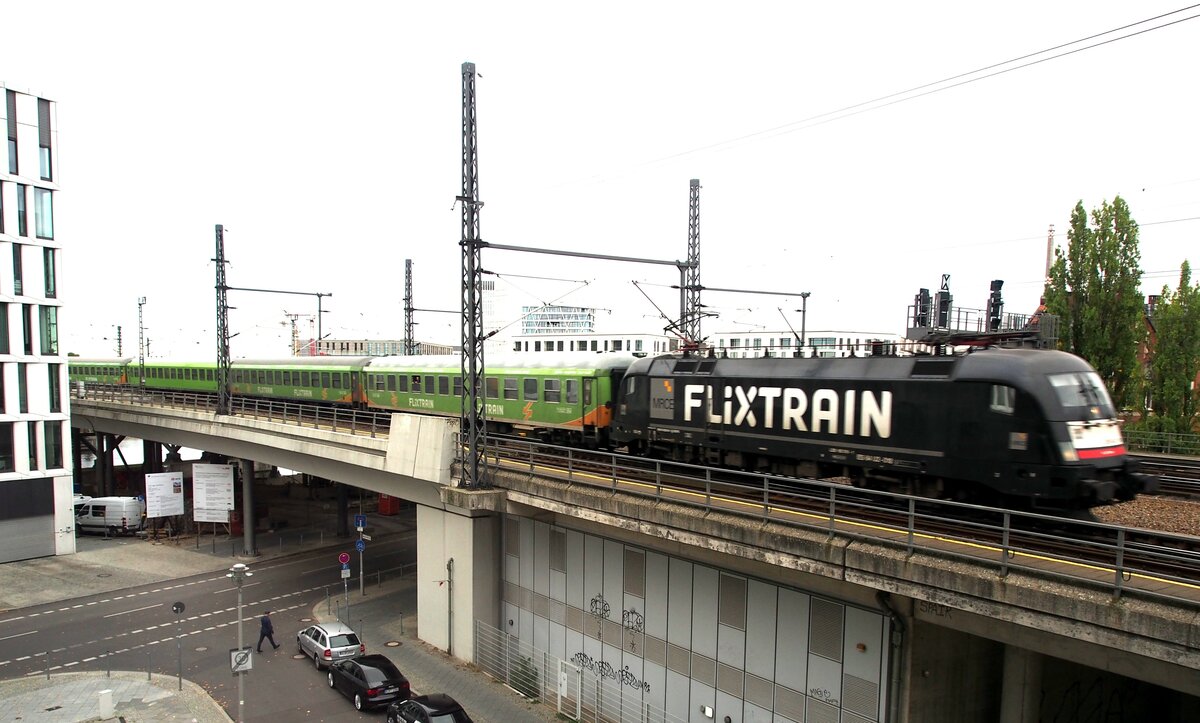 182 Flix Train in Berlin fährt aus dem Hbf aus am 19.10.2019. Der Zug wurde aus dem Fenster des neuen Museums Futurum aufgenommen.
