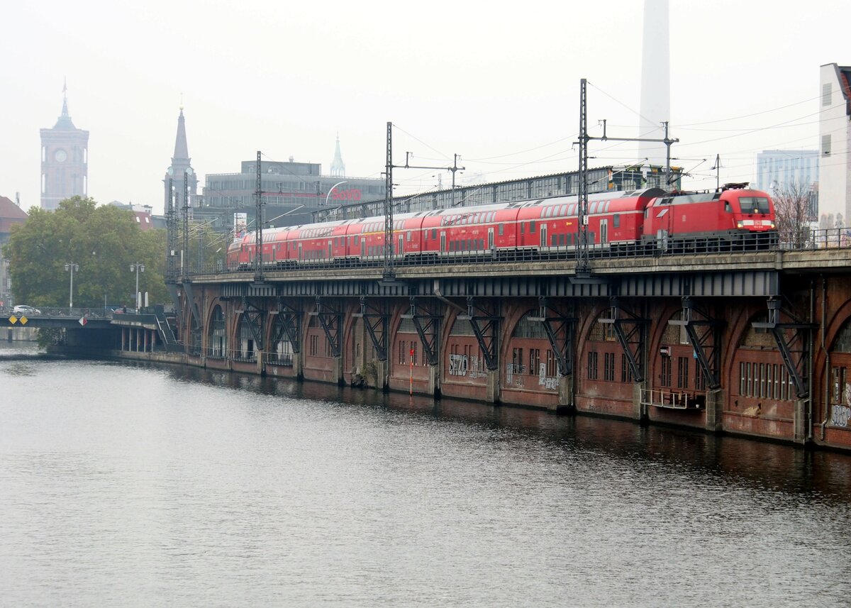 182 mit RE2 auf der Jannowitzbrücke in Berlin am 24.10.2019.