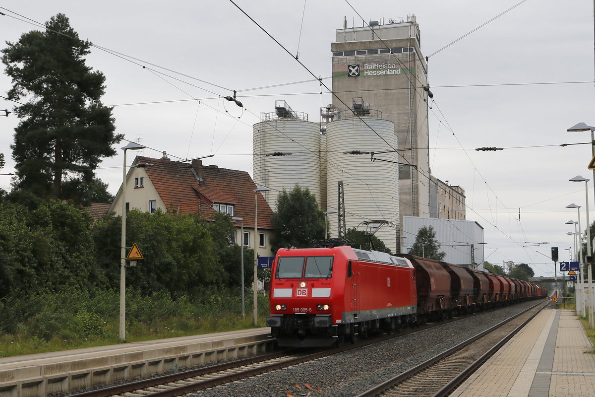 185 005-6 durchfhrt am 10. August 2017 den Bahnhof von Altmorschen.