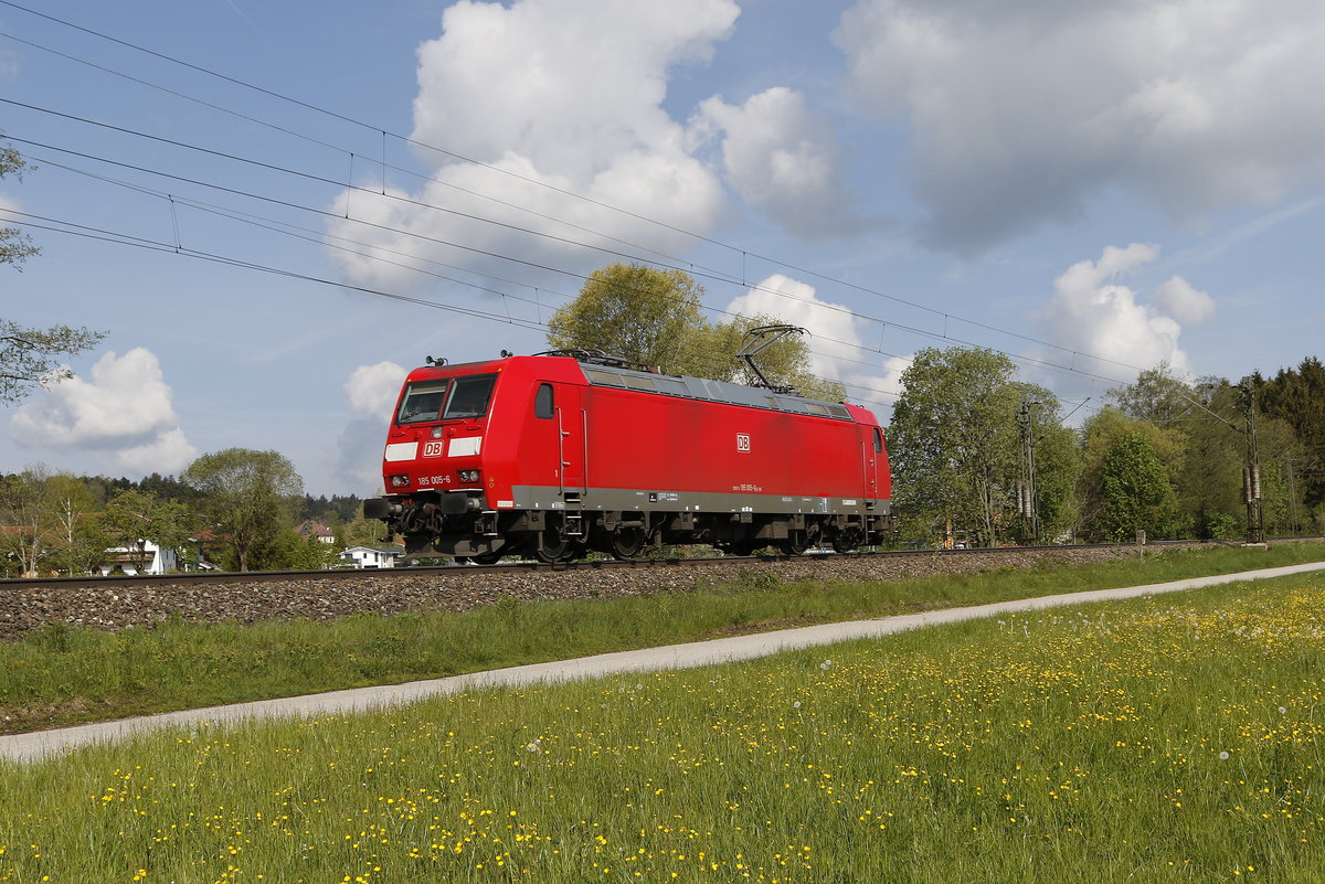 185 005 auf dem Weg nach Freilassing, um dort den  Aicher-Stahlzug  zu bernehmen. Aufgenommen am 7. Mai 2019 bei Prien am Chiemsee.
