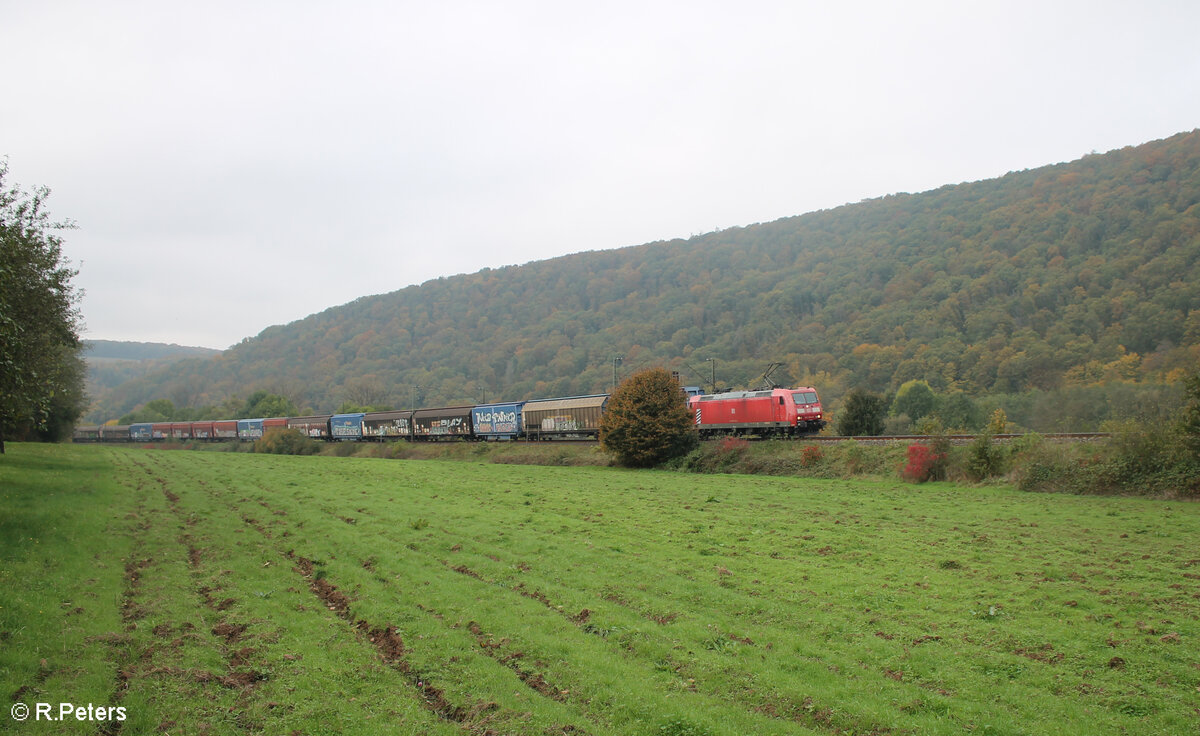 185 009-8 zieht bei Wernfeld ein langen gedeckten Güterzug in Richtung Norden. 20.10.24