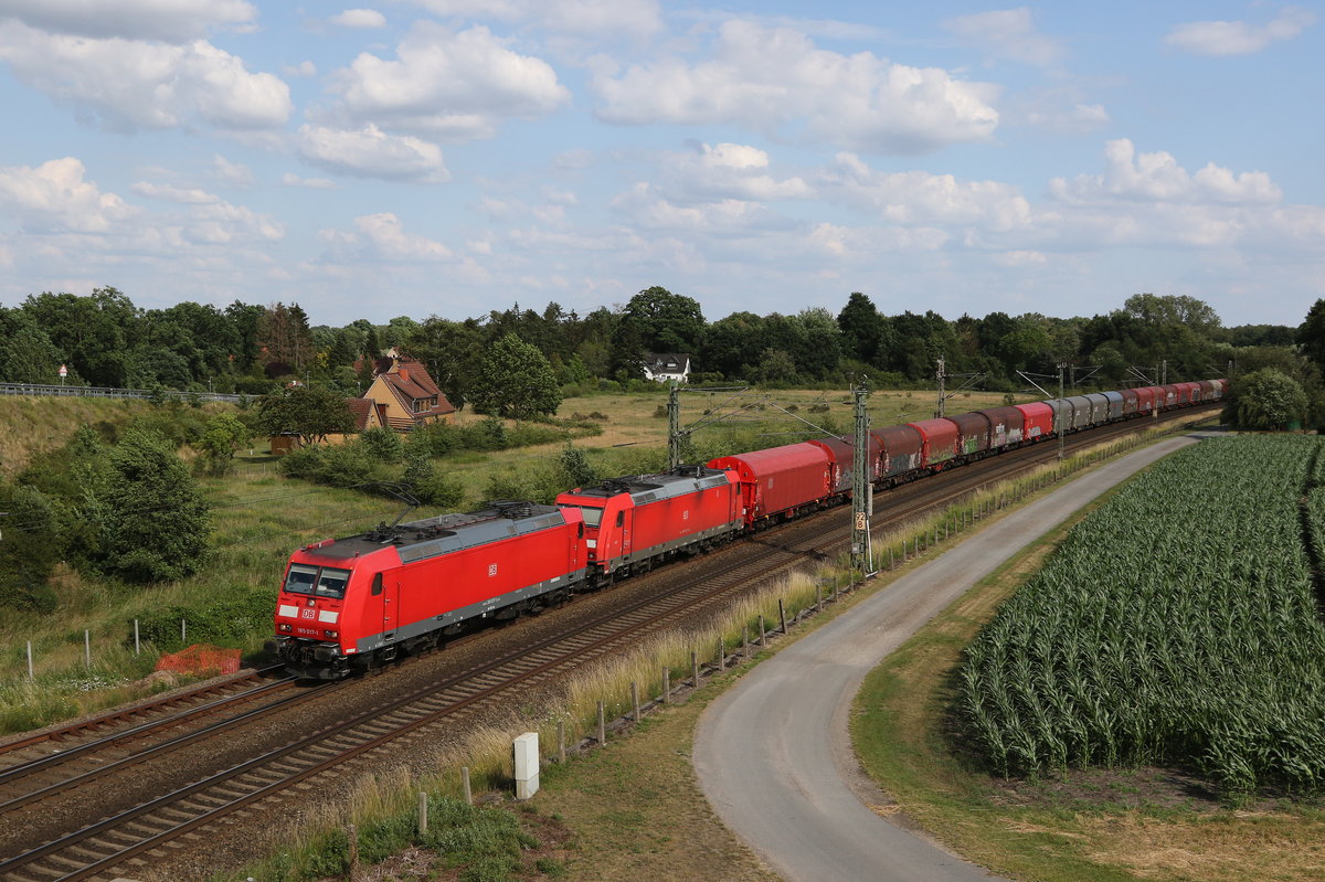 185 017 und 185 xxx waren am 29. Juni 2020 bei Langwedel in Richtung Bremen unterwegs.