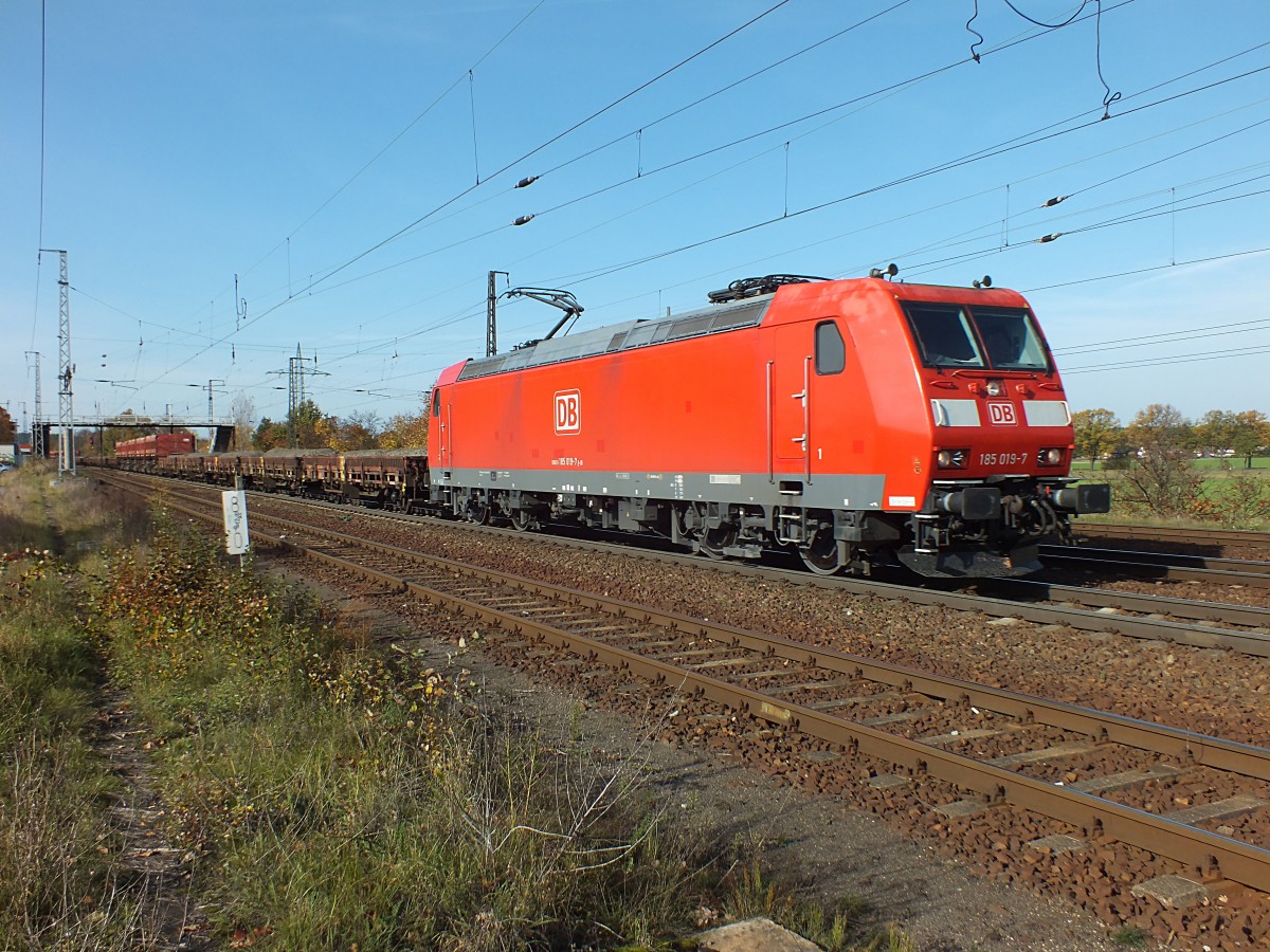 185 019 durchf�hrt am 22.10.13 Saarmund. Wenige 185er gab's an dem Tag nicht, allerdings war nur eine  gefaceliftete  dabei, alle anderen aus der Fr�hzeit der TRAXXe.