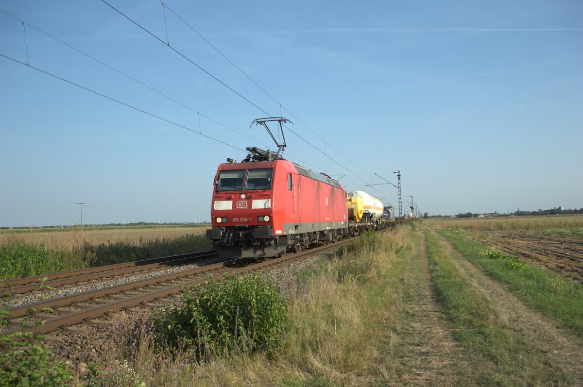185 038-7 zieht bei Frankenthal ein gemischten Güterzug im Gegengleis. 01.09.24