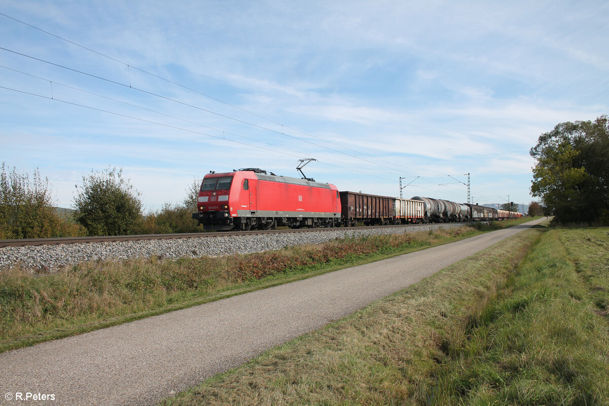185 040-3 zieht bei Pölling mit einem gemischten Güterzug nach Nürnberg vorbei. 17.10.24