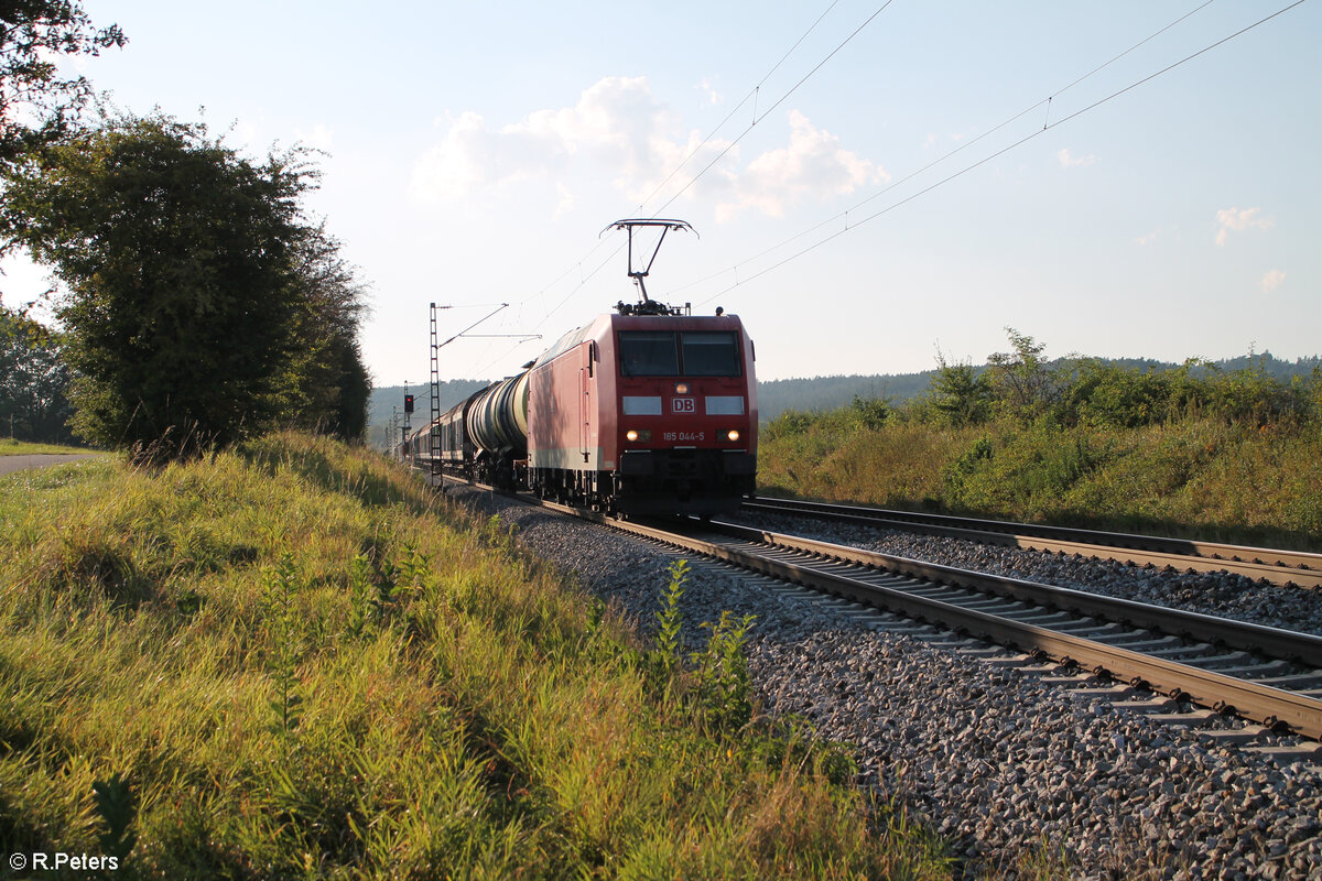 185 044-5 zieht bei Pölling mit einem gemischten Güterzug in Richtung Regensburg. 28.08.24