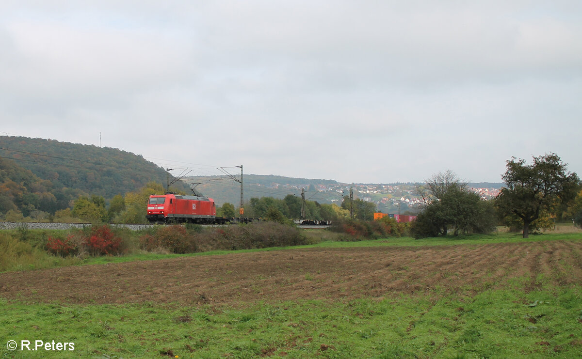 185 047-8 zieht bei Wernfeld mit einem Containerzug in Richtung Süden. 20.10.24